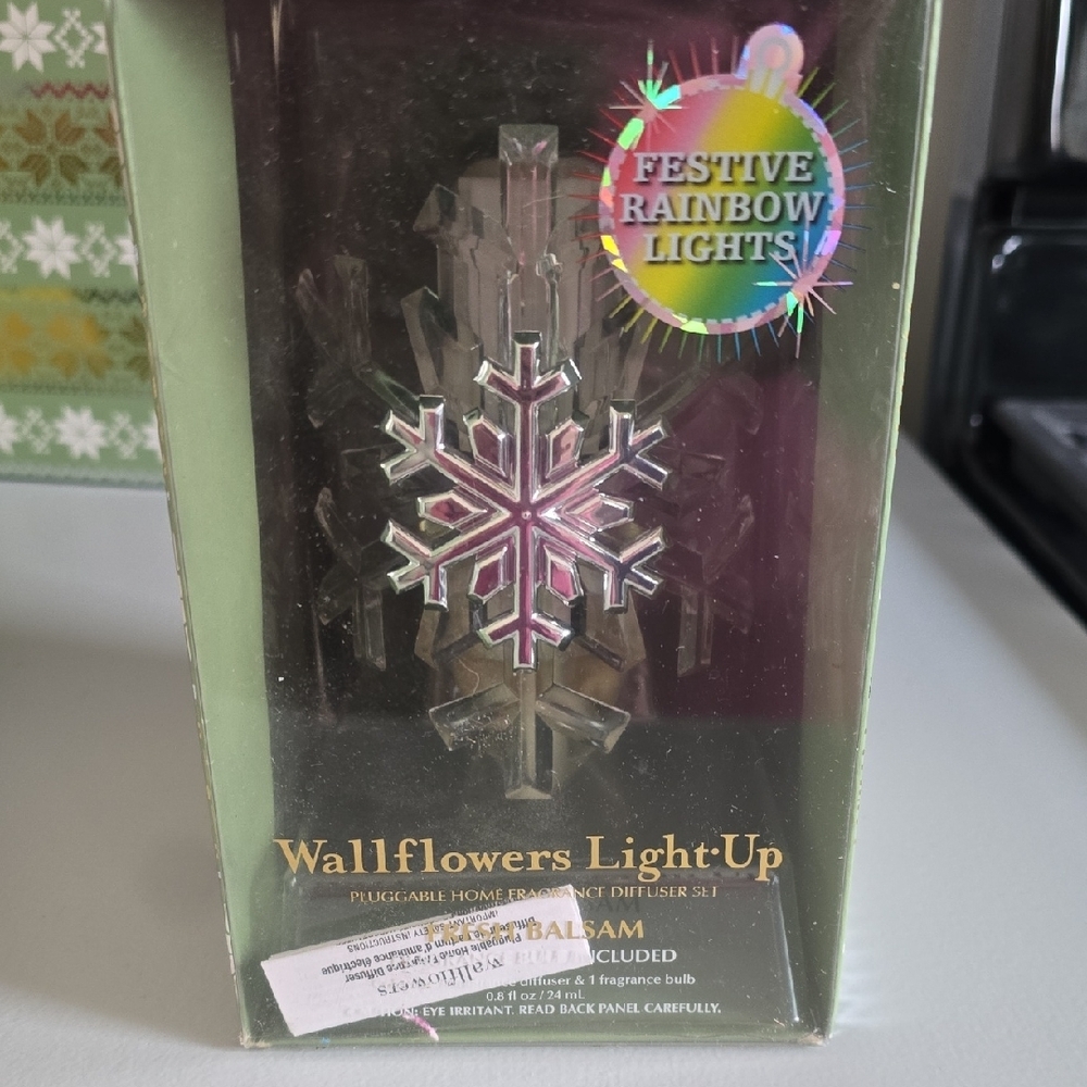 Slatkin & Co Fresh Wallflowers Light Up- Snowflake- Scent Is Fresh Balsam